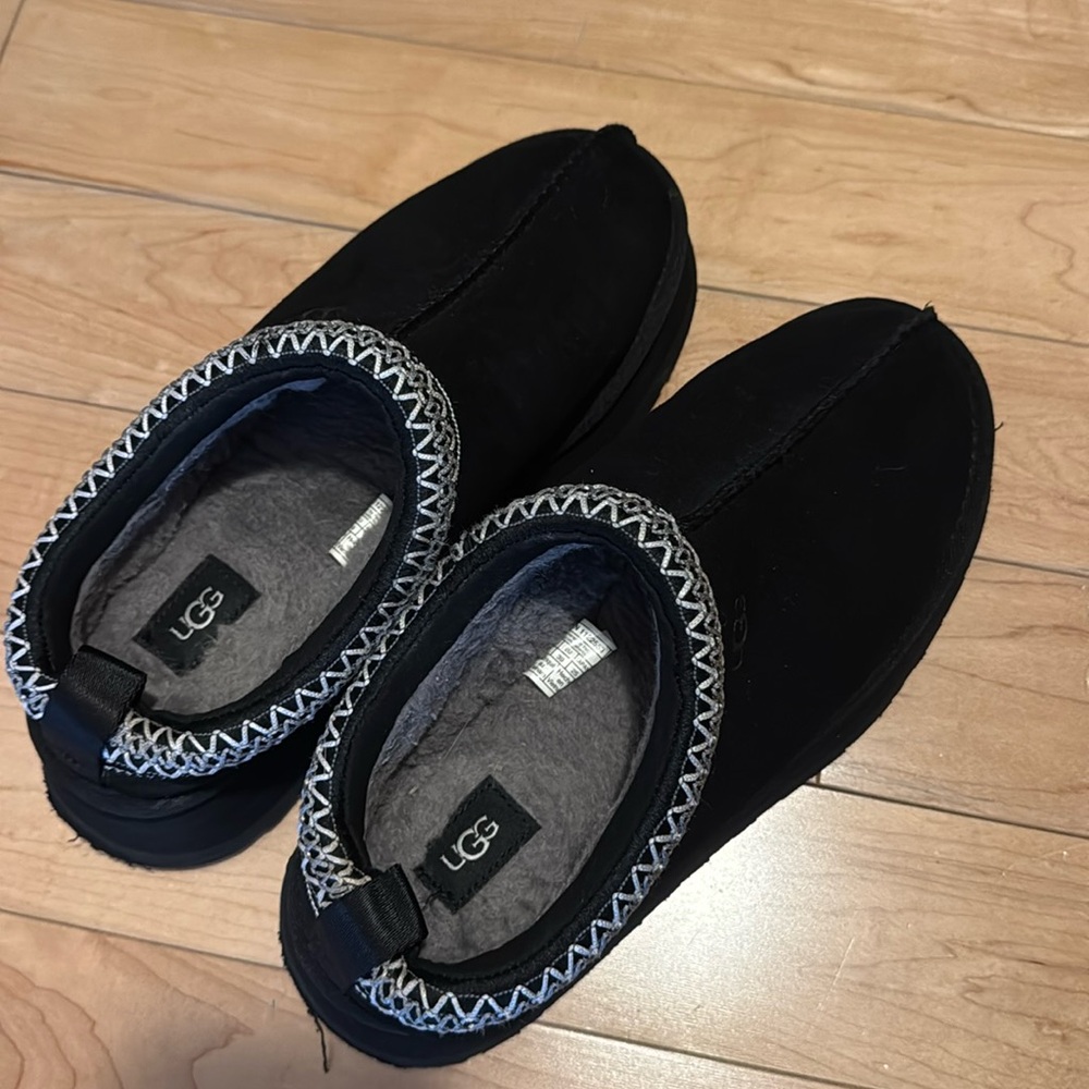 BLACK UGGS SIZE 8